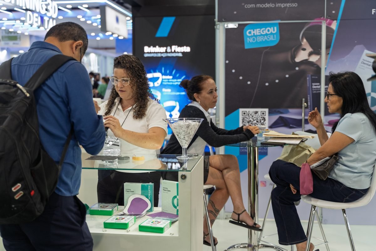 Corredor de pavilhão em feira de negócios
