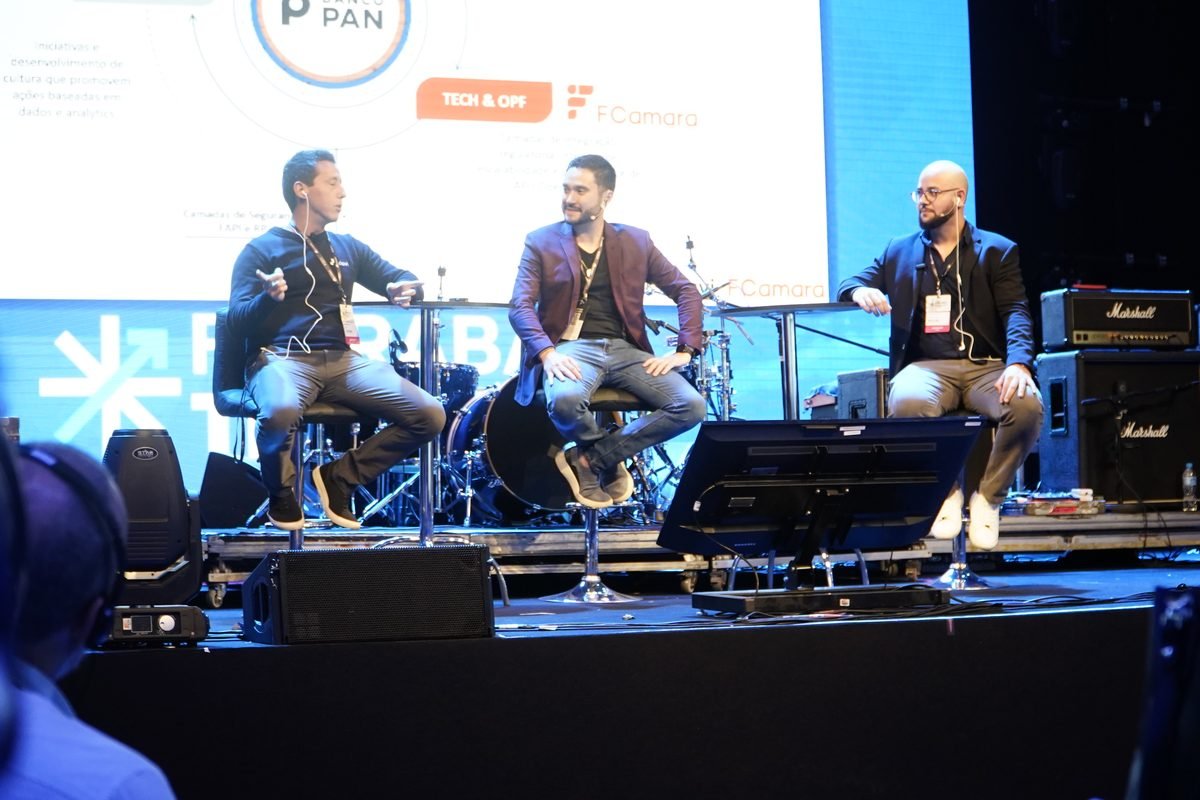 Mesa de debate em palco de congresso