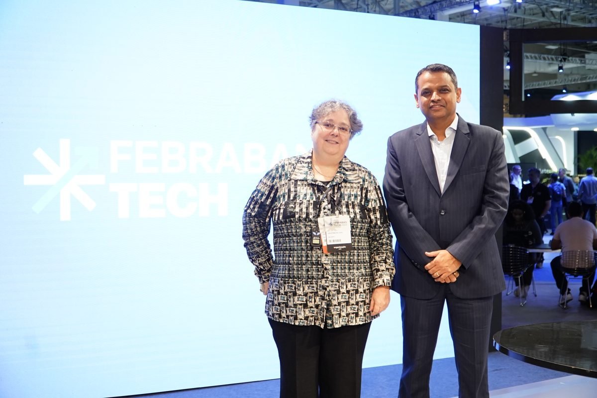 Expositores em estande de feira