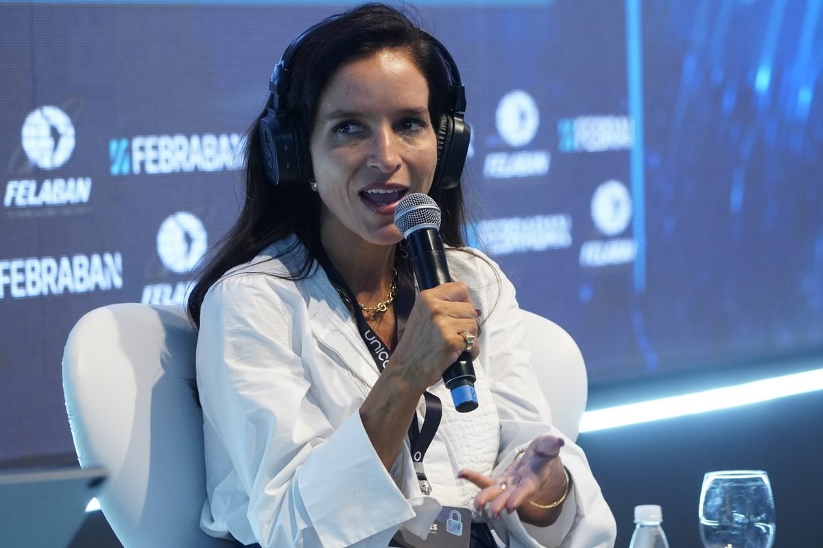 Palestrante em palco de congresso